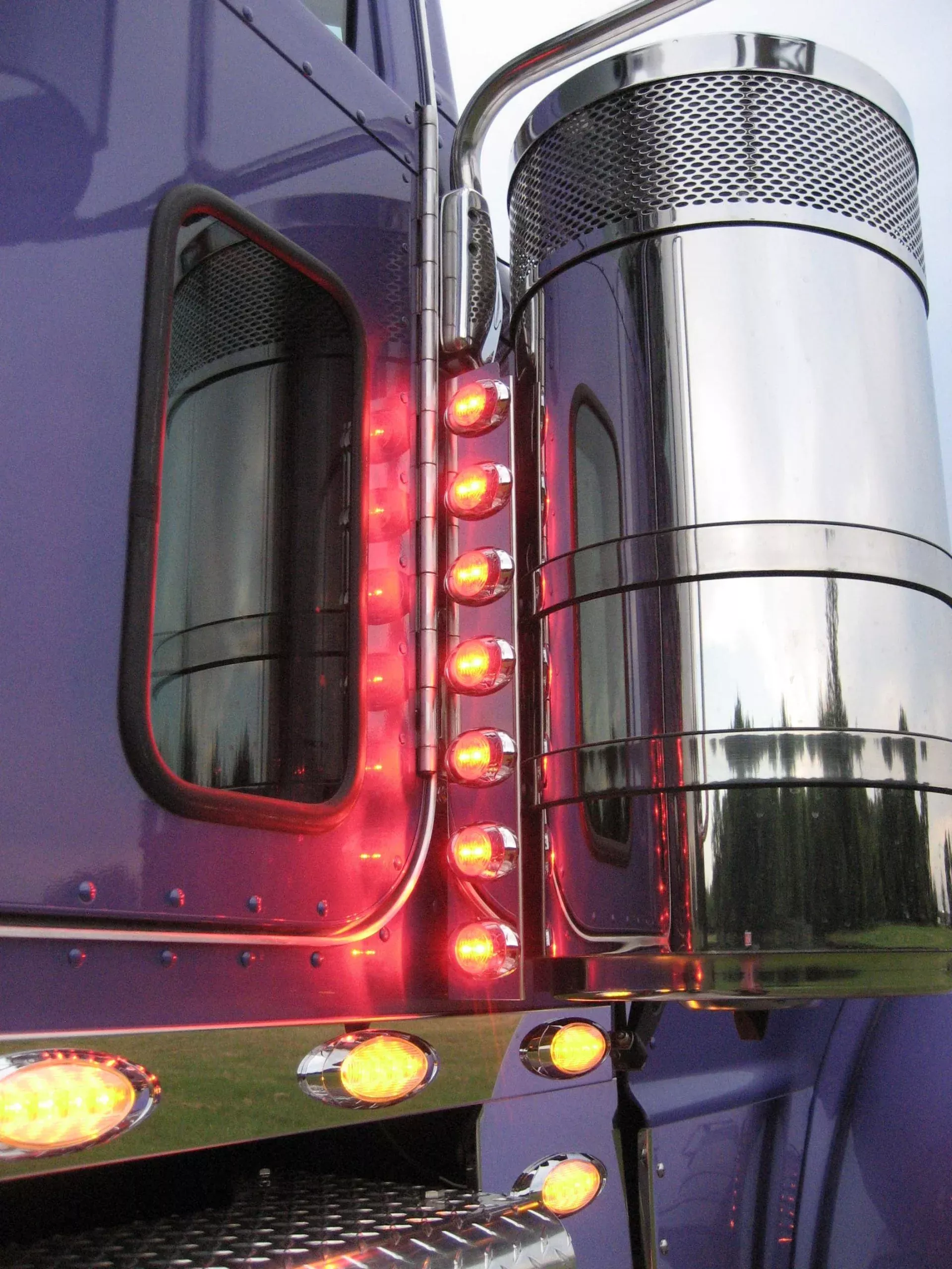 Kenworth Rear Breather (7) P3 Red / Red M3 Style Lights Each Side
